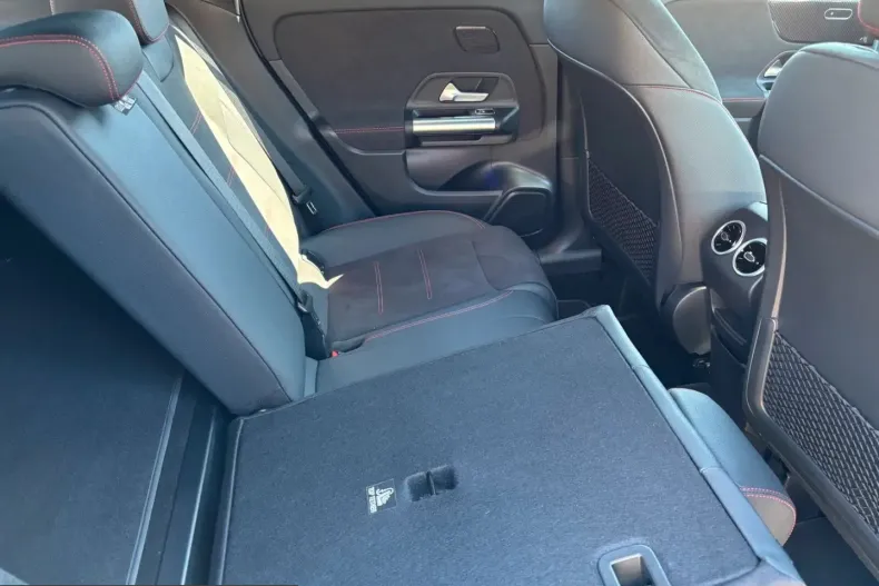 Mercedes-Benz GLA 200 (Clasa GLA) din 2025 cu 9.300 km - oferta MER252806 - foto 8