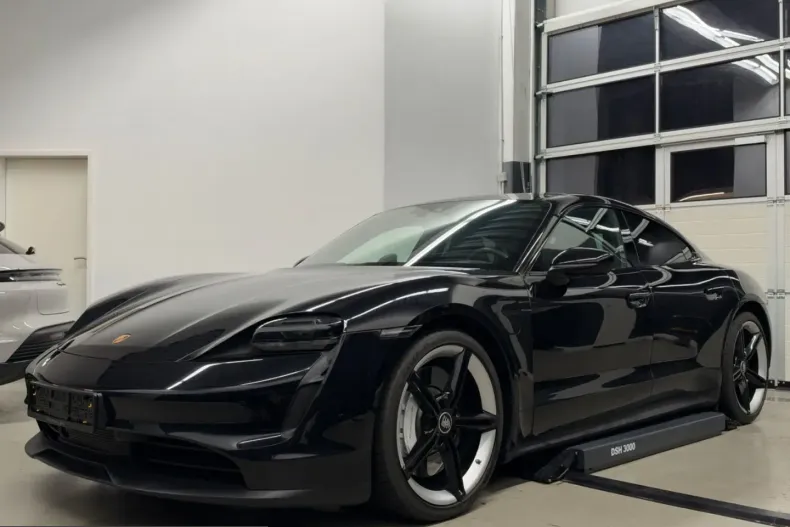 Porsche Taycan din 2023 cu 48.000 km - oferta POR252900 - foto 1