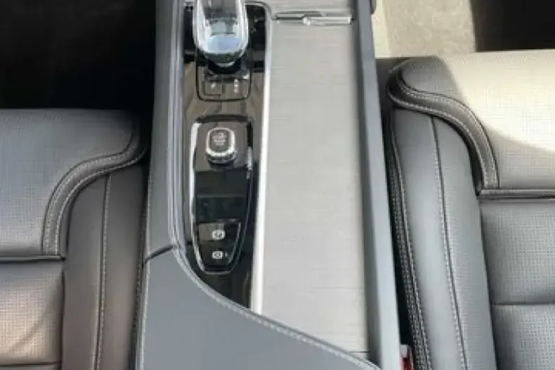 Volvo XC90 din 2024 cu 1.275 km - oferta VOL252946 - foto 26