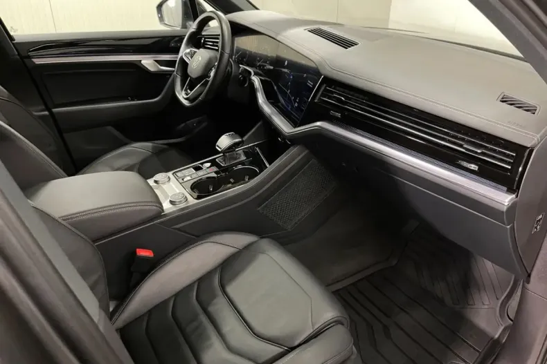 Volkswagen Touareg din 2023 cu 41.918 km - oferta VOL253184 - foto 4