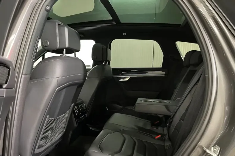 Volkswagen Touareg din 2023 cu 41.918 km - oferta VOL253184 - foto 5