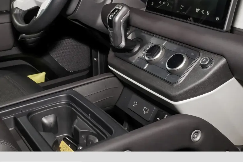Land Rover Defender din 2024 cu 40.529 km - oferta LAN253303 - foto 8