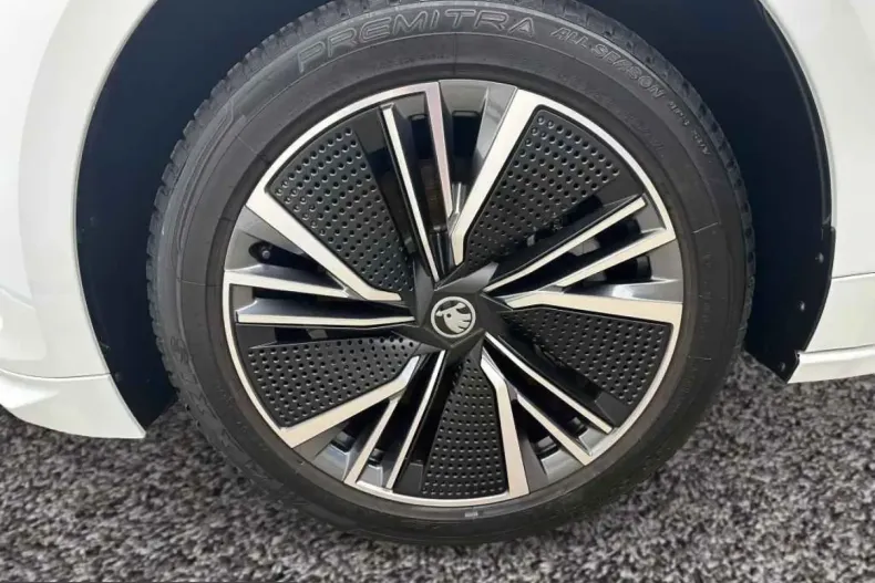 Skoda Enyaq din 2025 cu 6.990 km - oferta SKO253316 - foto 3
