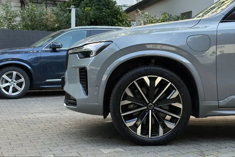 Volvo XC90 din 2025 cu 13.955 km - oferta VOL253576 - foto 3