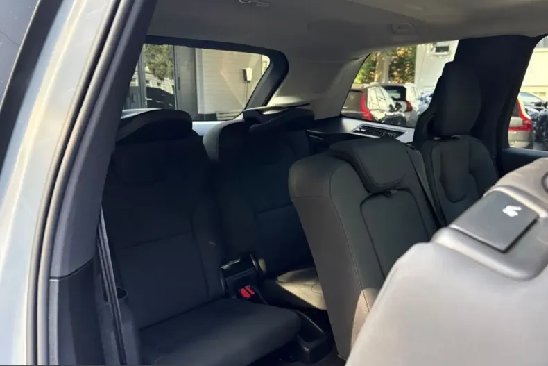 Volvo XC90 din 2025 cu 13.955 km - oferta VOL253576 - foto 13