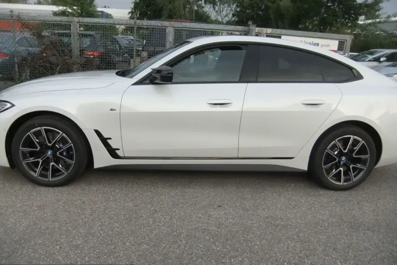 BMW i4 (Seria 4) din 2022 cu 9.800 km - oferta BMW253668 - foto 2