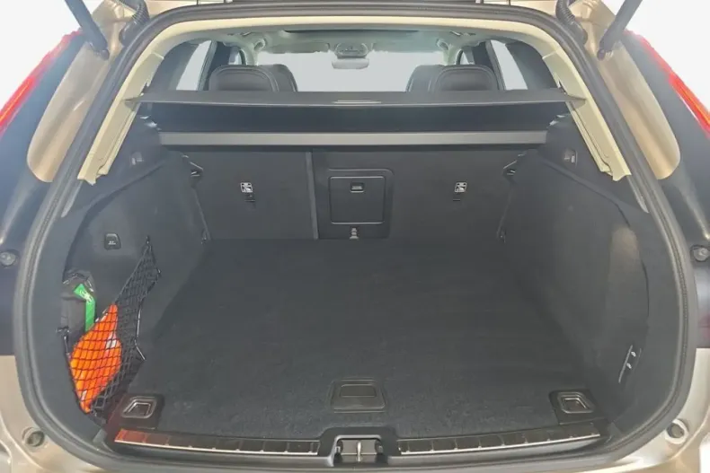 Volvo XC60 din 2024 cu 17.010 km - oferta VOL253879 - foto 10