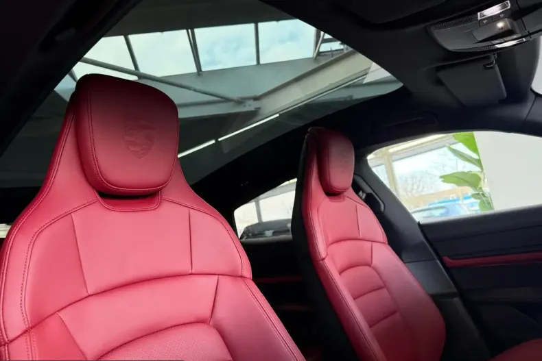 Porsche Taycan din 2023 cu 4.900 km - oferta POR253978 - foto 6