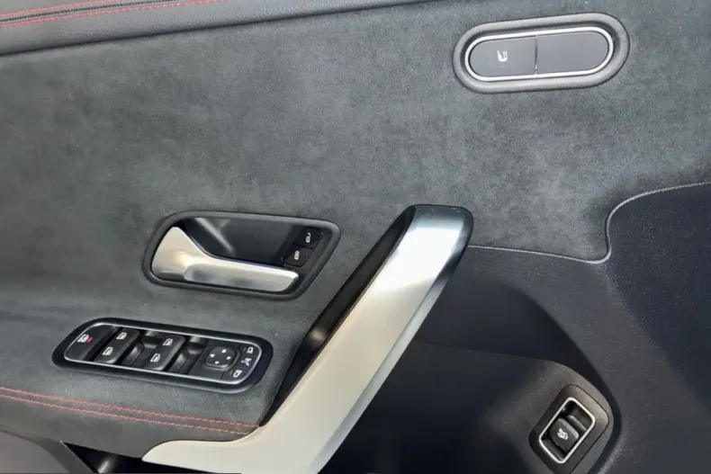 Mercedes-Benz CLA 180 (Clasa CLA) din 2023 cu 36.212 km - oferta MER254153 - foto 11