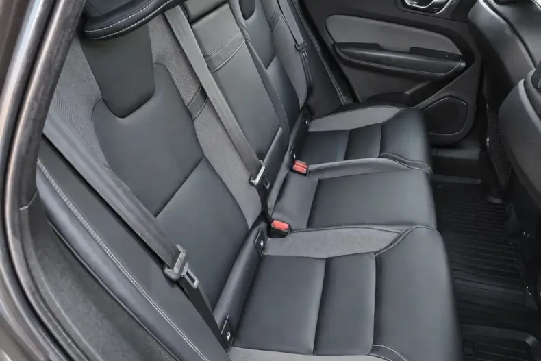 Volvo XC60 din 2021 cu 87.289 km - oferta VOL255115 - foto 17
