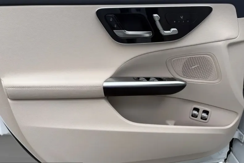 Mercedes-Benz C 300 (Clasa C) din 2025 cu 13.869 km - oferta MER255309 - foto 10