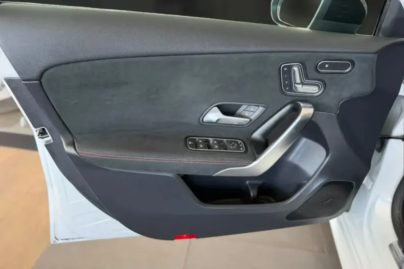 Mercedes-Benz A 180 (Clasa A) din 2023 cu 31.500 km - oferta MER255317 - foto 5