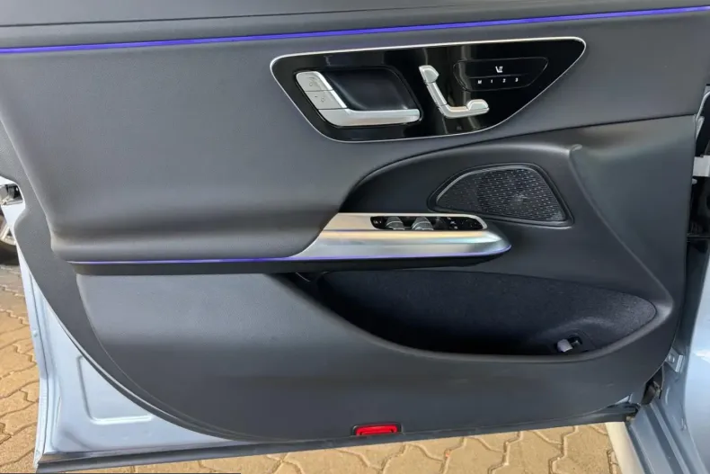 Mercedes-Benz E 300 (Clasa E) din 2025 cu 25.100 km - oferta MER255498 - foto 17