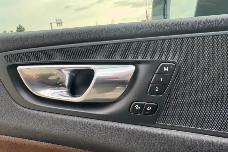 Volvo XC60 din 2020 cu 123.000 km - oferta VOL256995 - foto 21