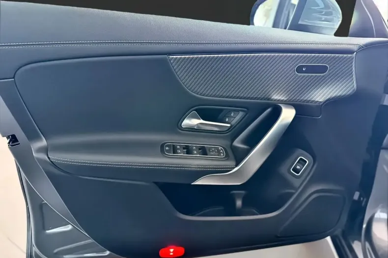Mercedes-Benz CLA 180 (Clasa CLA) din 2025 cu 9.500 km - oferta MER257214 - foto 5