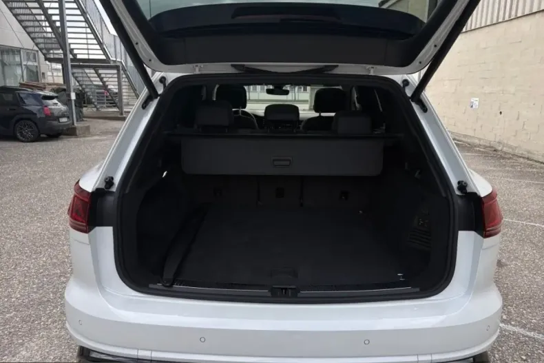 Volkswagen Touareg din 2024 cu 39.934 km - oferta VOL257430 - foto 16