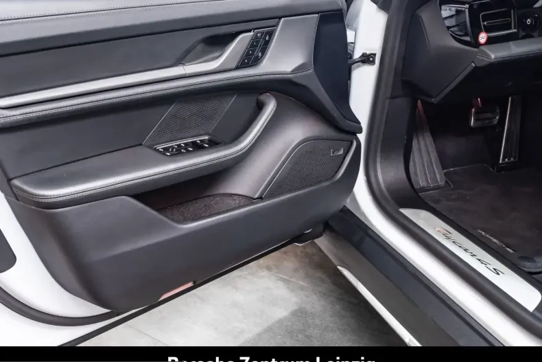 Porsche Taycan din 2024 cu 32.388 km - oferta POR257473 - foto 20