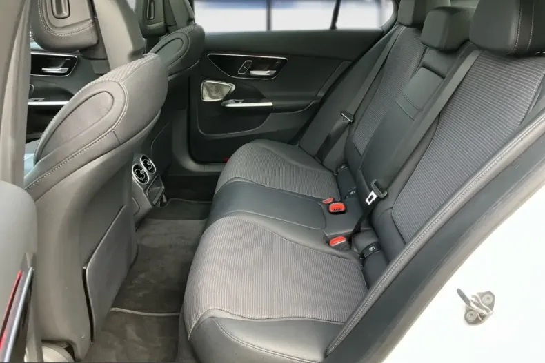 Mercedes-Benz C 400 (Clasa C) din 2024 cu 47.785 km - oferta MER257781 - foto 8