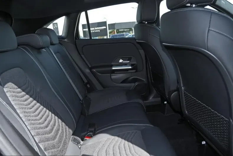 Mercedes-Benz GLA 200 (Clasa GLA) din 2025 cu 12.307 km - oferta MER257944 - foto 12