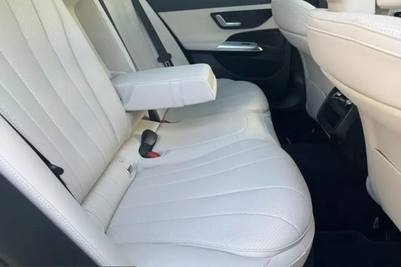 Mercedes-Benz E 300 (Clasa E) din 2025 cu 21.900 km - oferta MER257995 - foto 4