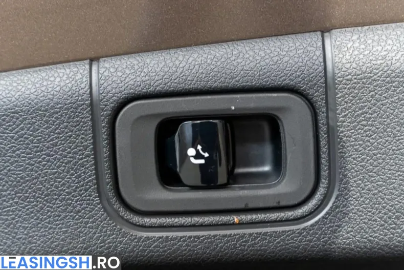 Mercedes-Benz E 400 (Clasa E) din 2025 cu 14.733 km - oferta MER258332 - foto 12