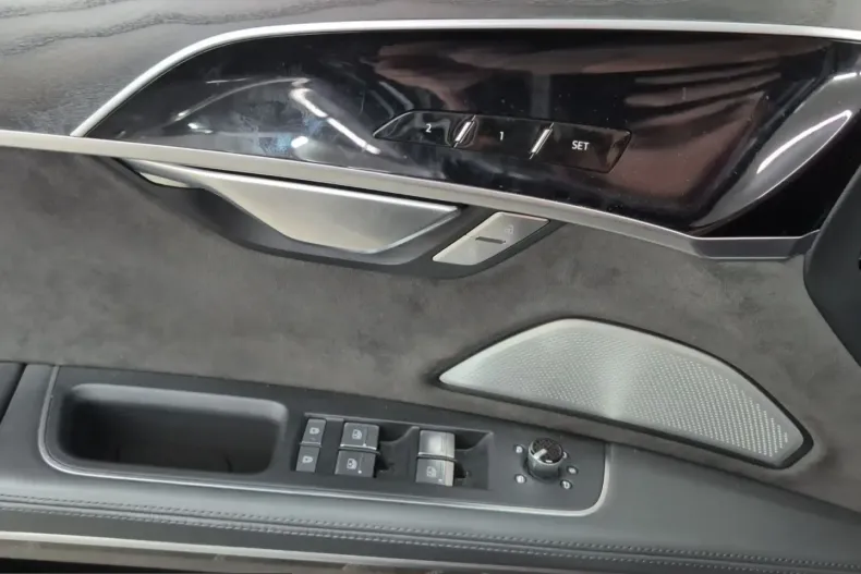 Audi A8 din 2022 cu 43.950 km - oferta AUD258487 - foto 10