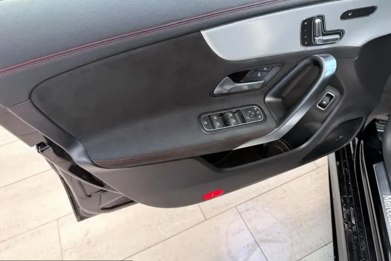 Mercedes-Benz CLA 200 (Clasa CLA) din 2025 cu 13.094 km - oferta MER258570 - foto 14