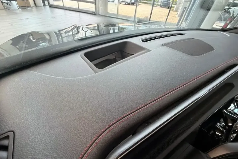 Mercedes-Benz CLA 200 (Clasa CLA) din 2025 cu 13.094 km - oferta MER258570 - foto 19