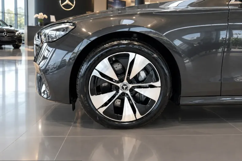 Mercedes-Benz E 300 (Clasa E) din 2025 cu 9.100 km - oferta MER259286 - foto 5