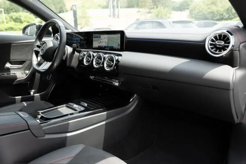 Mercedes-Benz CLA 200 (Clasa CLA) din 2024 cu 27.390 km - oferta MER260376 - foto 2
