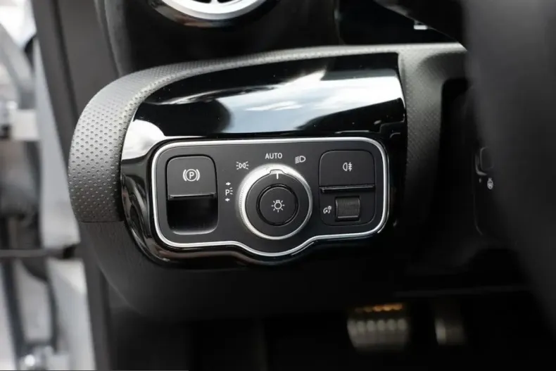 Mercedes-Benz CLA 200 (Clasa CLA) din 2024 cu 27.390 km - oferta MER260376 - foto 18