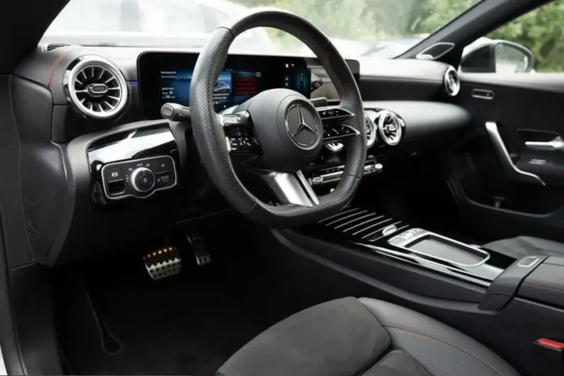 Mercedes-Benz CLA 200 (Clasa CLA) din 2024 cu 27.390 km - oferta MER260376 - foto 19