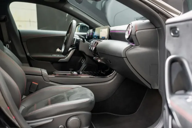 Mercedes-Benz CLA 180 (Clasa CLA) din 2025 cu 30.688 km - oferta MER260380 - foto 2