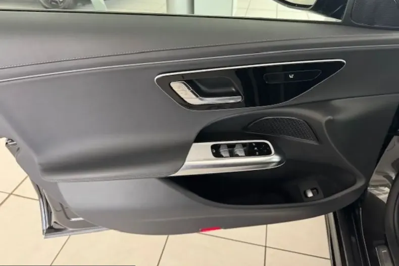 Mercedes-Benz E 200 (Clasa E) din 2025 cu 25.678 km - oferta MER260984 - foto 10