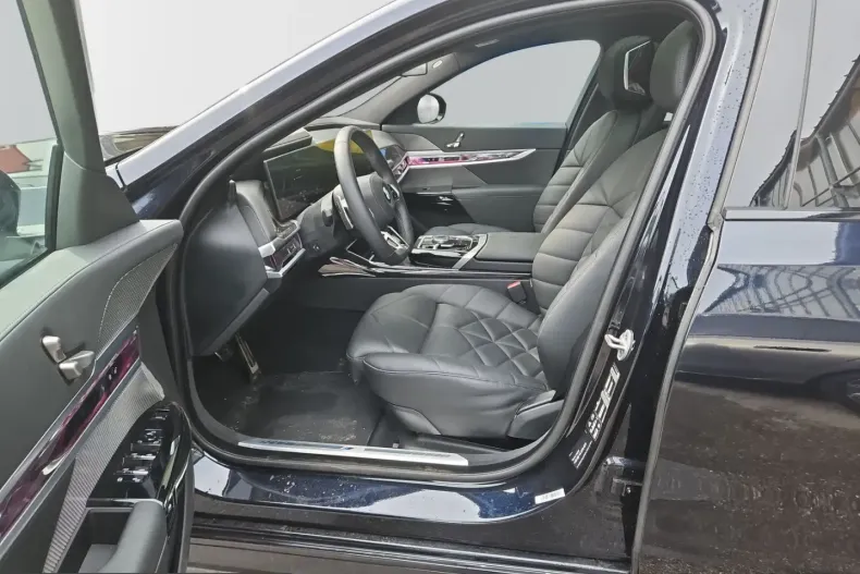BMW 740 (Seria 7) din 2025 cu 20.919 km - oferta BMW261179 - foto 8