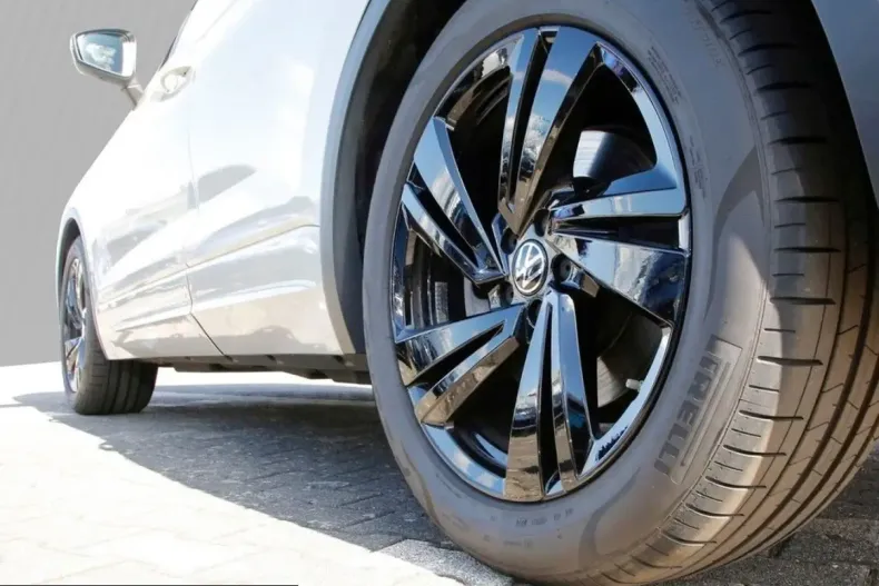 Volkswagen Touareg din 2024 cu 31.500 km - oferta VOL261396 - foto 4
