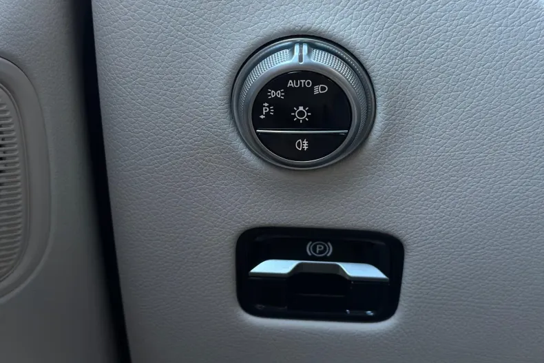 Mercedes-Benz GLC 300 (Clasa GLC) din 2024 cu 32.000 km - oferta MER262382 - foto 39