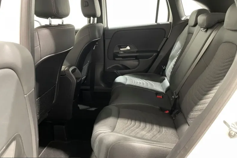 Mercedes-Benz GLA 200 (Clasa GLA) din 2023 cu 10.000 km - oferta MER263577 - foto 5