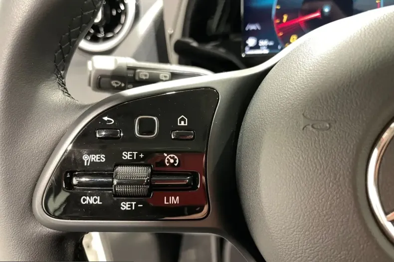Mercedes-Benz GLA 200 (Clasa GLA) din 2023 cu 10.000 km - oferta MER263577 - foto 16