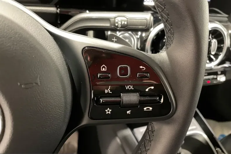Mercedes-Benz GLA 200 (Clasa GLA) din 2023 cu 10.000 km - oferta MER263577 - foto 17