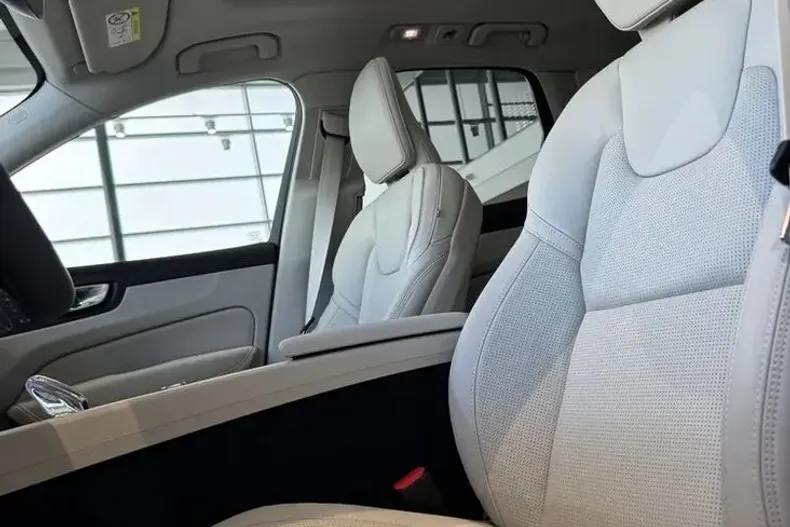 Volvo XC60 din 2025 cu 10 km - oferta VOL102727 - foto 14